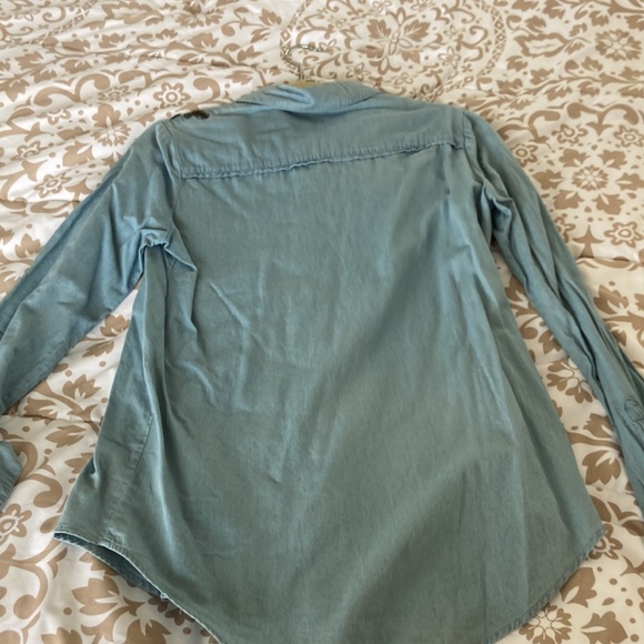 🛍️🛍️ 3 for $5. Beautiful 3D floral appliquéd denim top - Picture 5 of 6